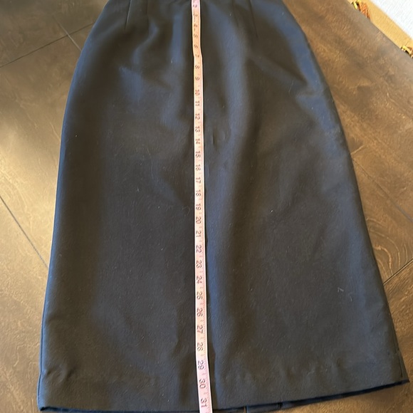 Lloyd New York Black Skirt, Back Slit, Back Zipper & Button, Lined, Size 8 - Picture 8 of 13